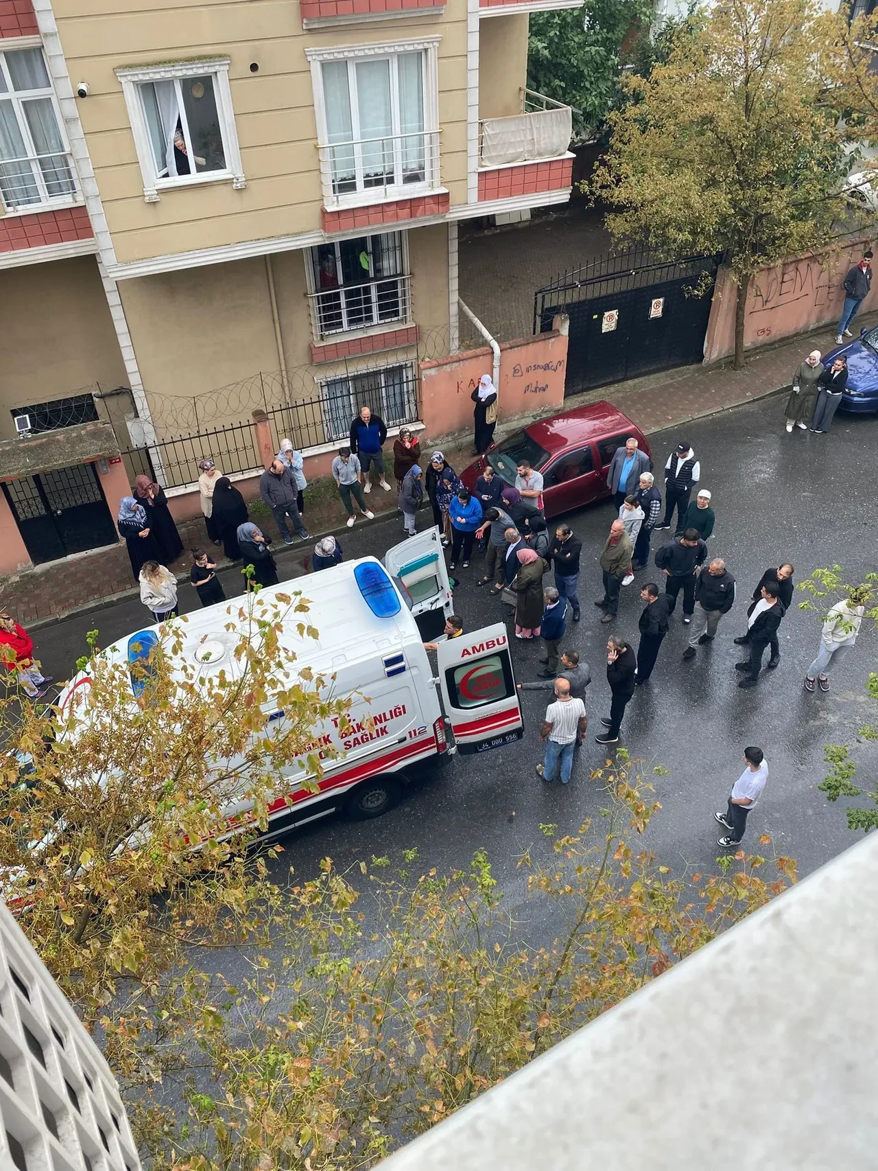 Uzaklaştırma kararı vardı! Eşini sokak ortasında başından vurdu