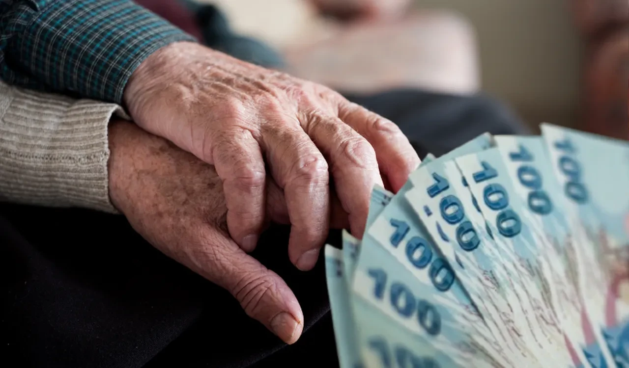 Emekli olmak için 149 bin TL gerekiyor! Özgür Erdursun emekliliğinizi yakacak hesaba dikkat çekti