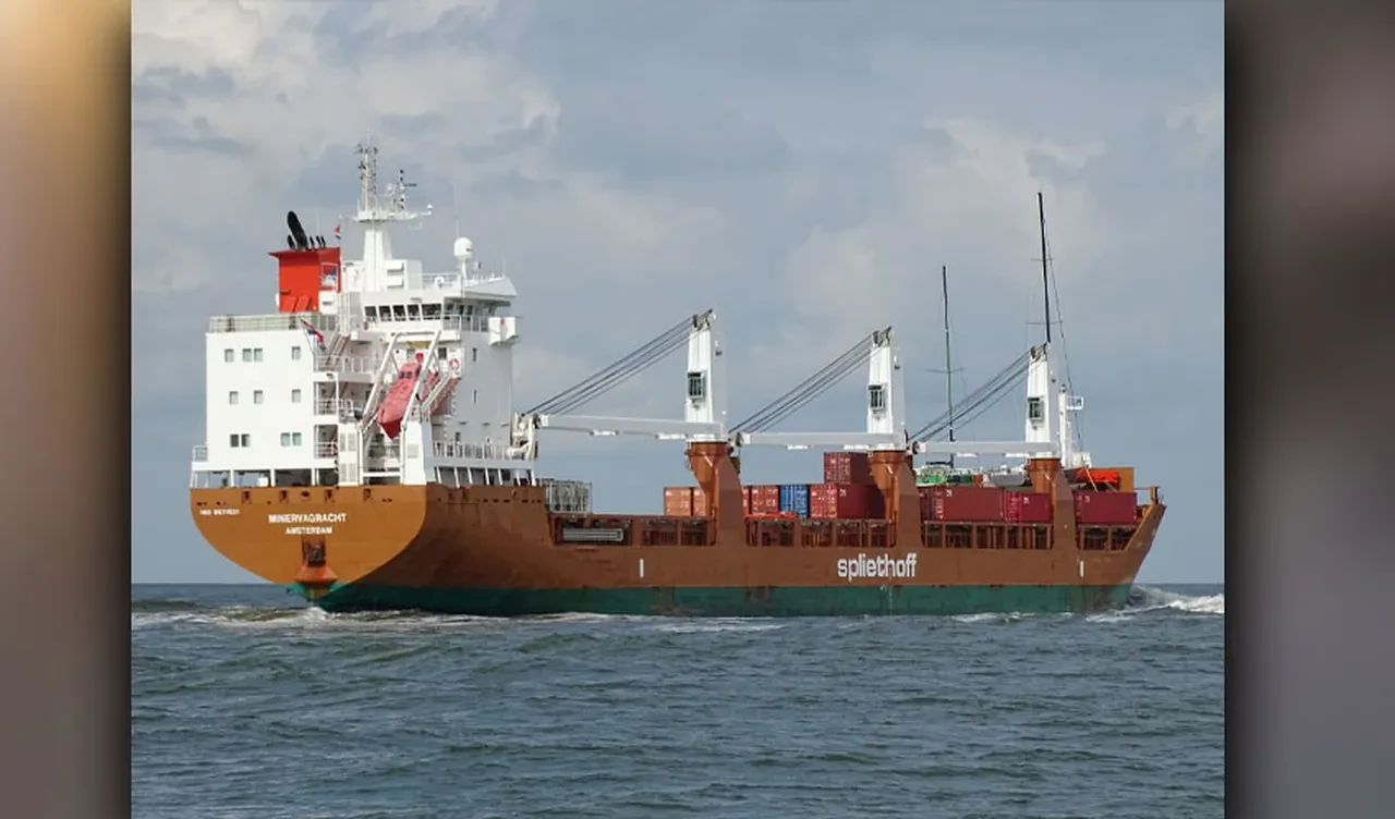 Hollanda bandıralı yük gemisine saldırı: Mürettebat helikopterle kurtarıldı