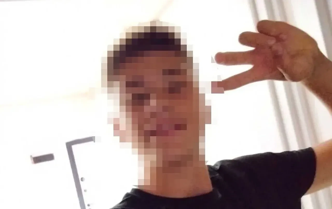 Lisede akran dehşeti! Ayağına basan arkadaşını komalık etti: Önce kafasını masaya vurdu sonra yerde tekmeledi