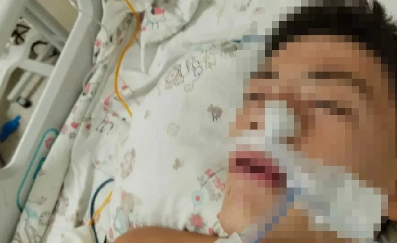 Lisede akran dehşeti! Ayağına basan arkadaşını komalık etti: Önce kafasını masaya vurdu sonra yerde tekmeledi