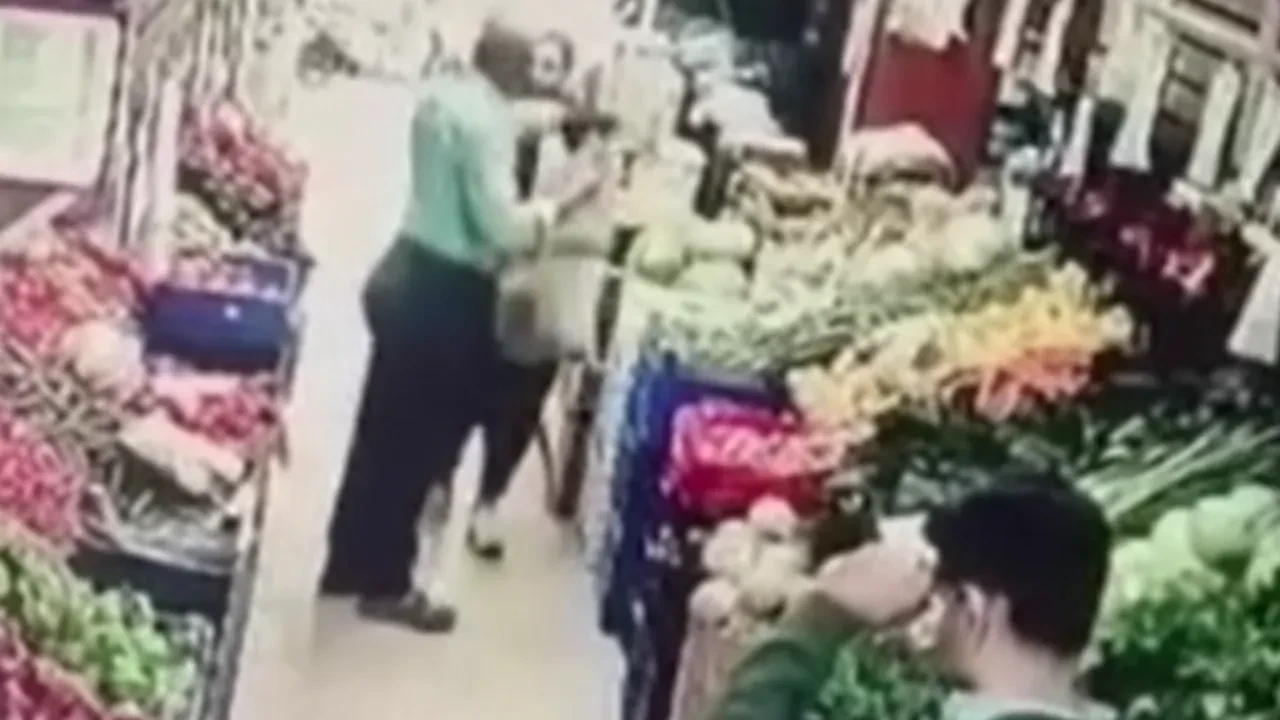 Markete köpeğiyle giren kişinin kulak zarını patlattı!