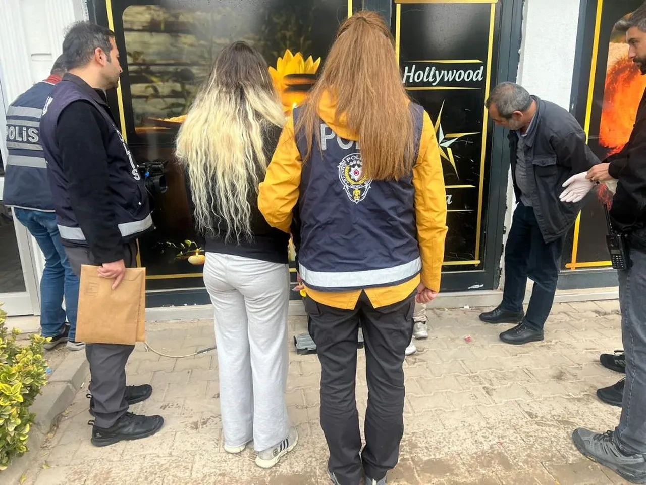 Masaj salonuna fuhuş operasyonu! 12 kadının kurtarılması için ekipler harekete geçti