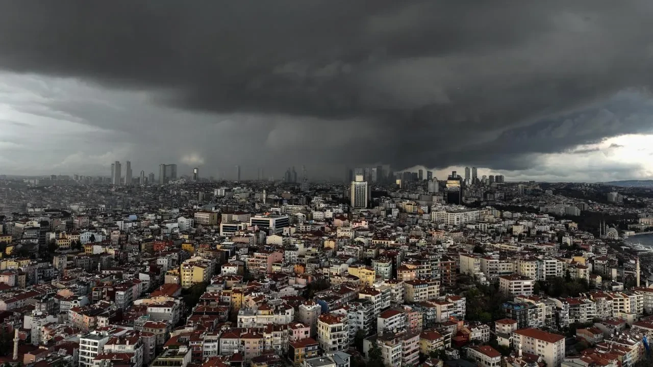 Meteoroloji ve AKOM'dan İstanbullulara peş peşe uyarılar! Bu iki güne dikkat: Megakenti kara bulutlar kaplayacak