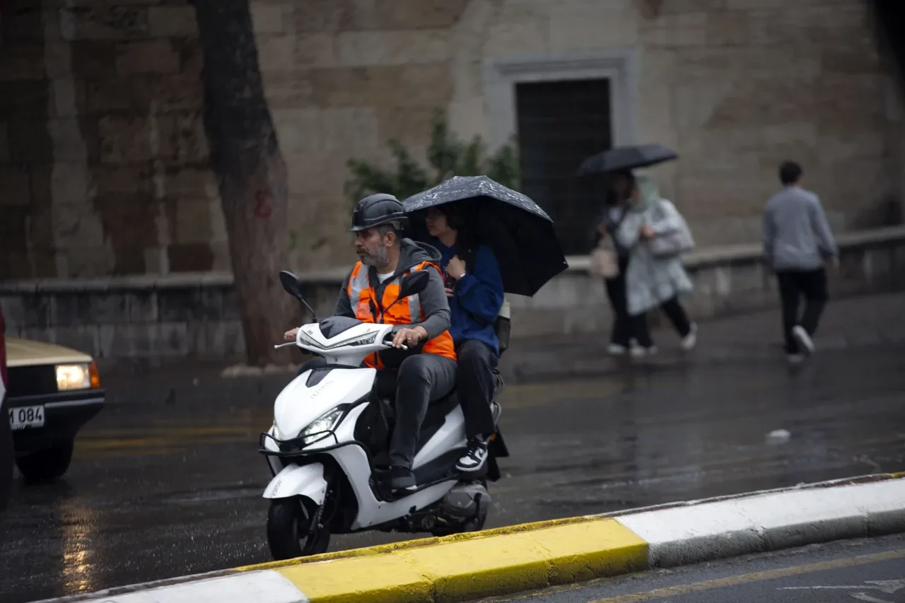 Meteoroloji'den 6 bölgeye sağanak uyarısı: Sel ve su baskınlarına dikkat!