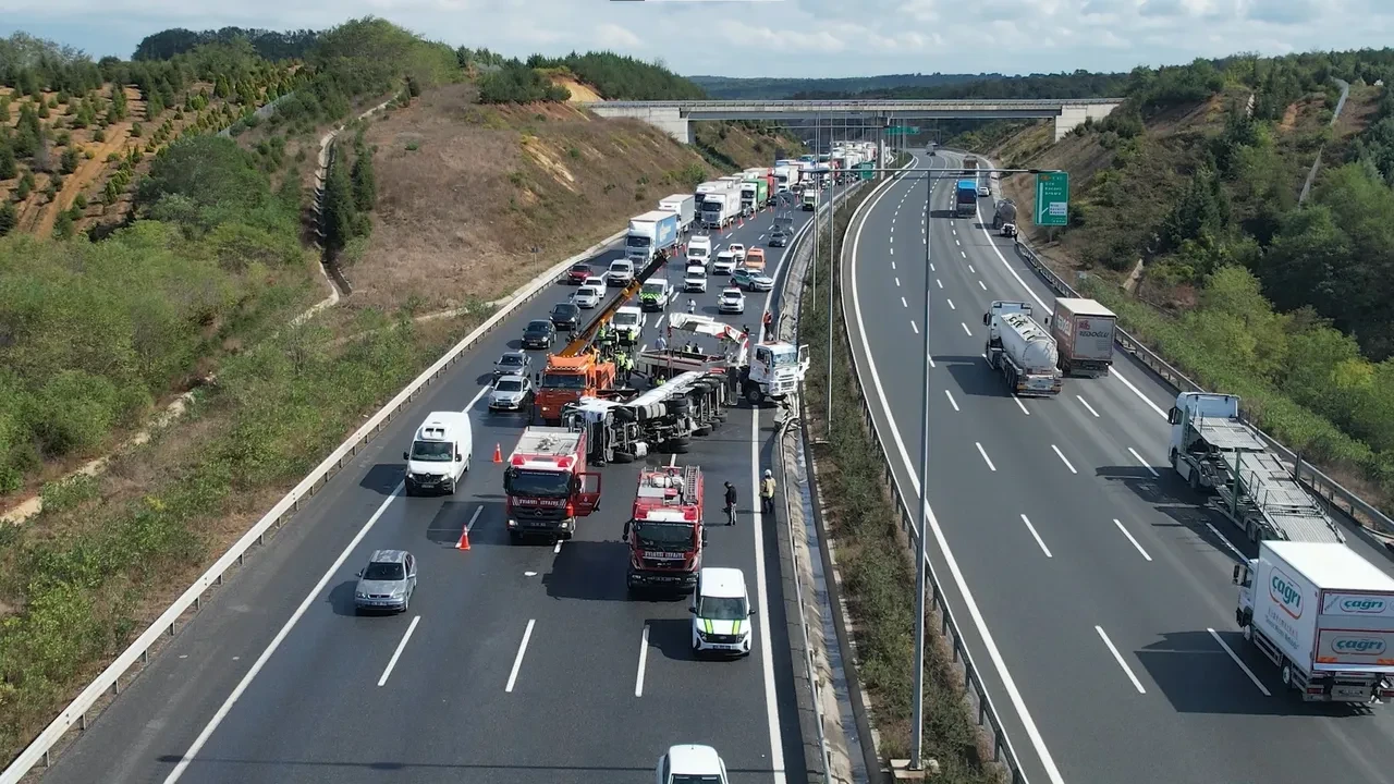 Kuzey Marmara Otoyolu'nda facianın eşiğinden dönüldü! Tır devrildi, trafik kilitlendi
