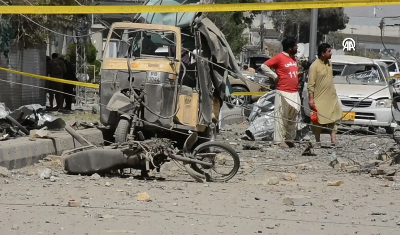 Pakistan'da karargaha bombalı saldırı! Çok sayıda ölü var