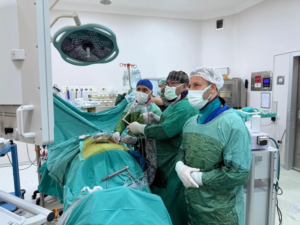 Sağ yan ağrısıyla doktora koştu: 58 yaşındaki kadının röntgeninde 'geyik boynuzu' çıktı