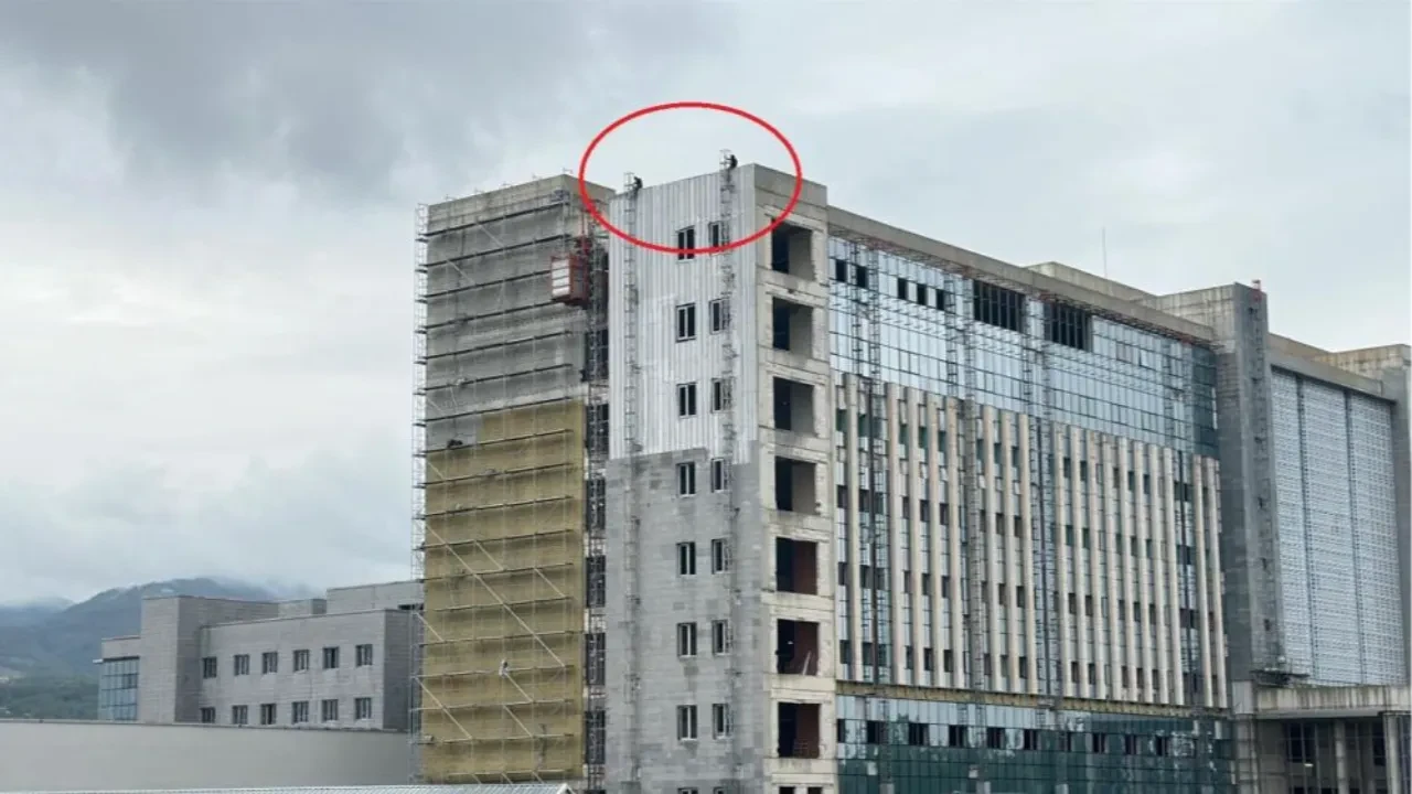 Şimdi de Samsun'da! İşçiler çareyi çatıya çıkmakta buldular