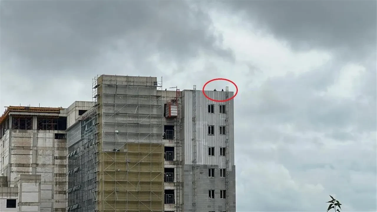 Şimdi de Samsun'da! İşçiler çareyi çatıya çıkmakta buldular