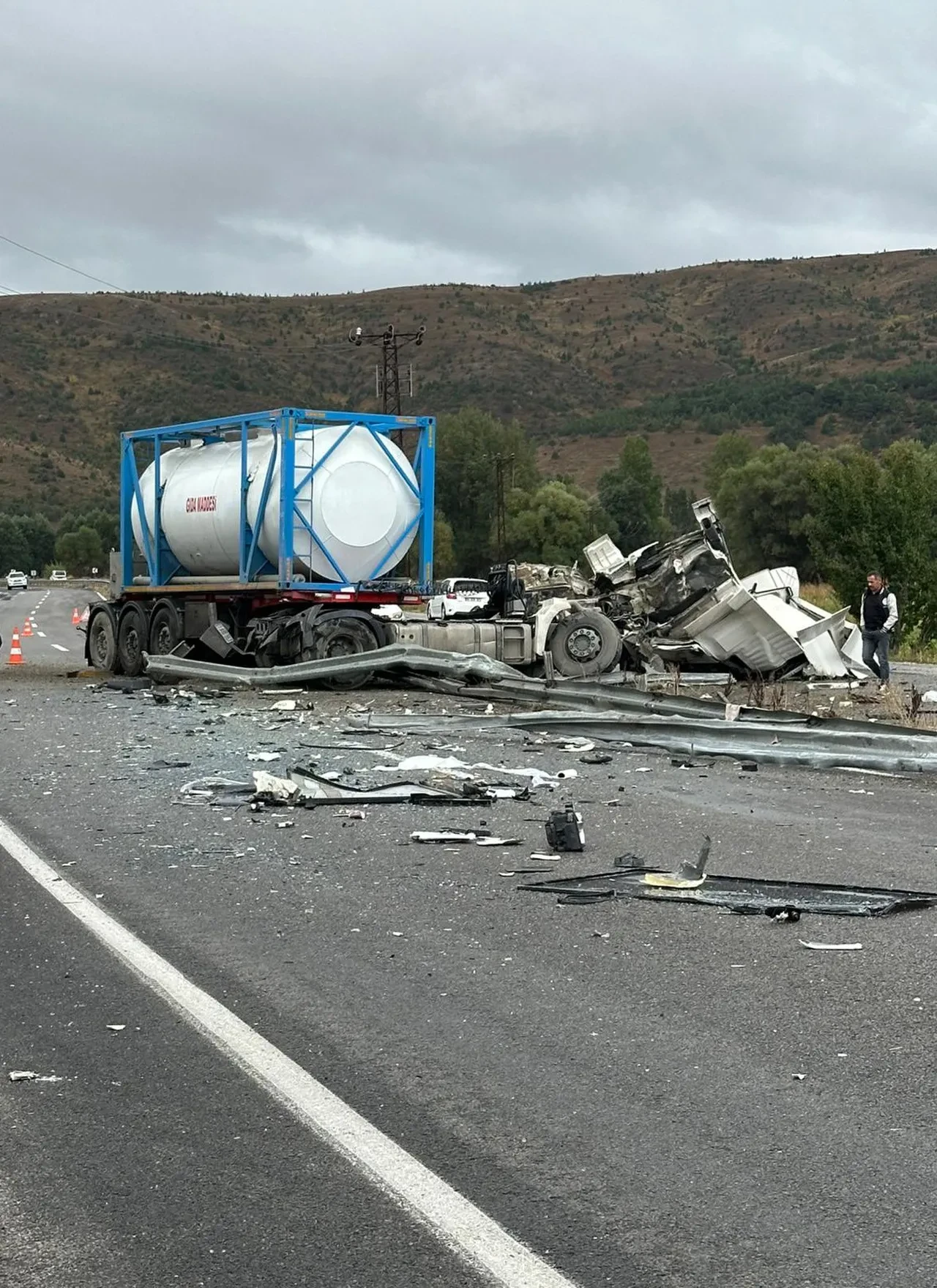 Sivas'ta feci kaza! Otobüs ile tır çarpıştı: Çok sayıda yaralı var 
