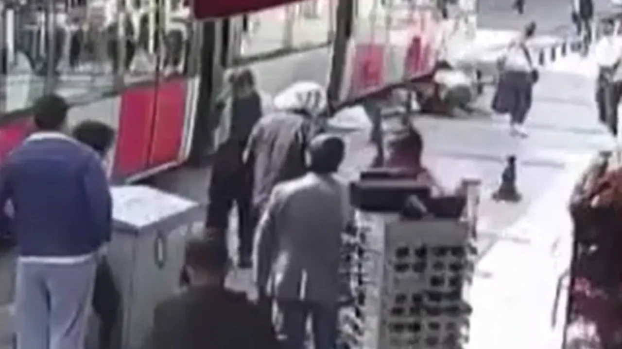 Tramvayı görmeden yola atladı! Fatih