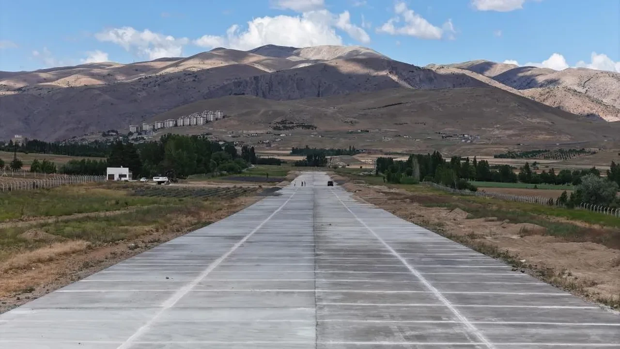 Türkiye'nin ilk ilçe havaalanı 84 yıl sonra tekrar hizmete açıldı! Devlet o uçakları almamıştı