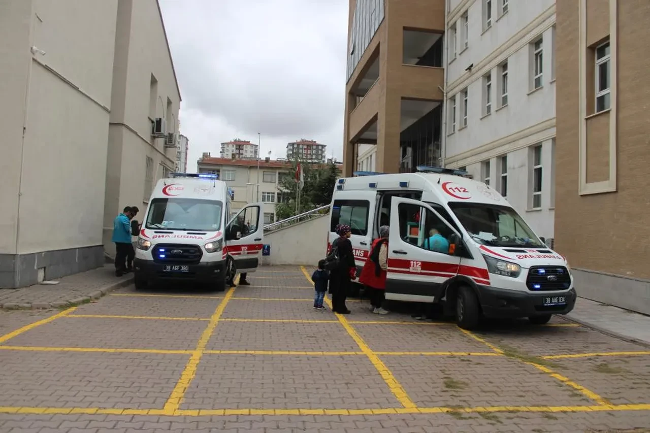 Yangın ziline bastı, okulda ortalığı birbirine kattı: Öğrenciler izdihamda yaralandı