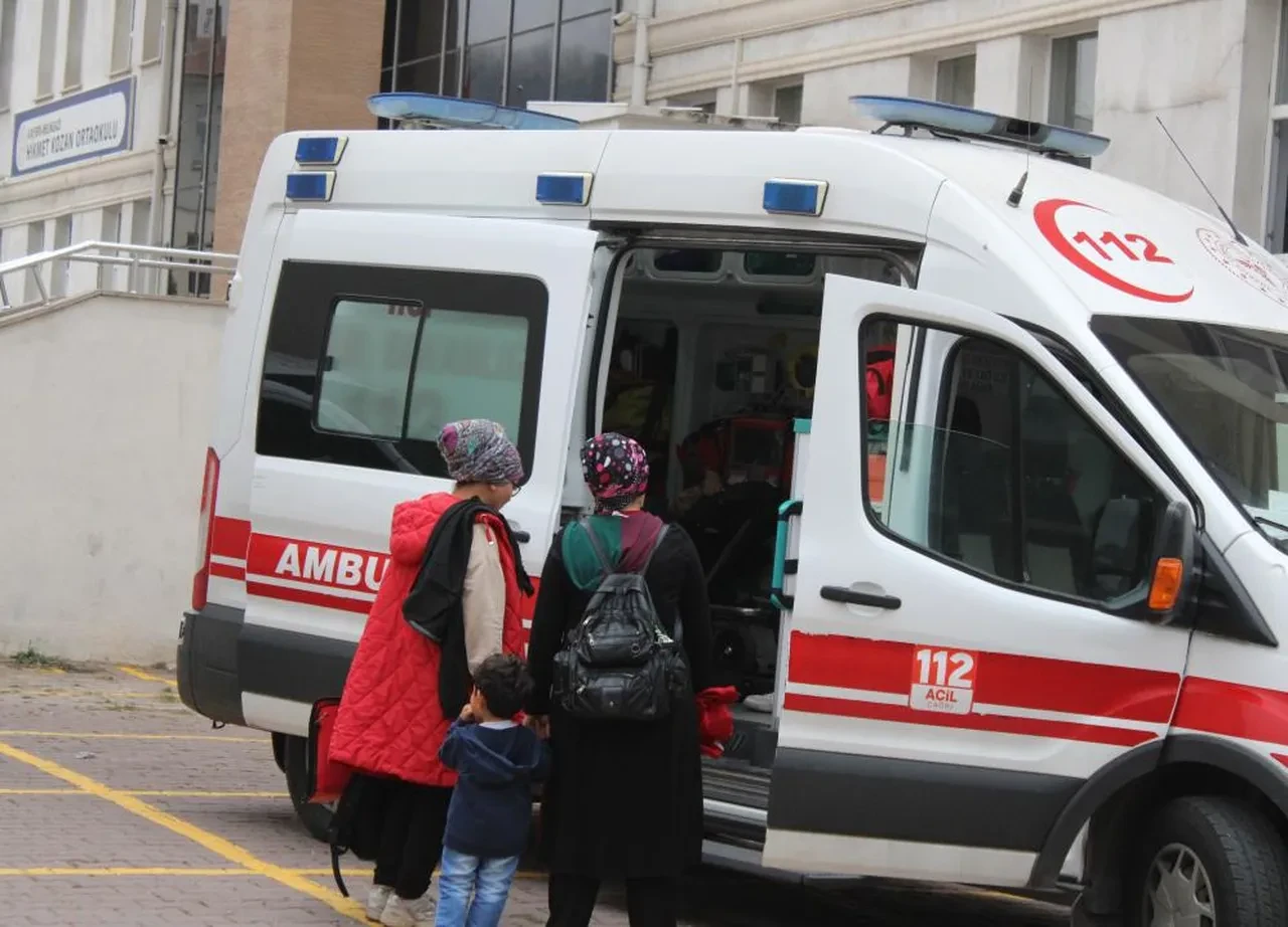 Yangın ziline bastı, okulda ortalığı birbirine kattı: Öğrenciler izdihamda yaralandı
