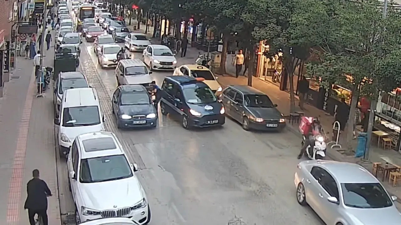 Zabıtadan hayat kurtaran müdahale! Dikkat, sayesinde fenalaşan sürücüyü fark etti