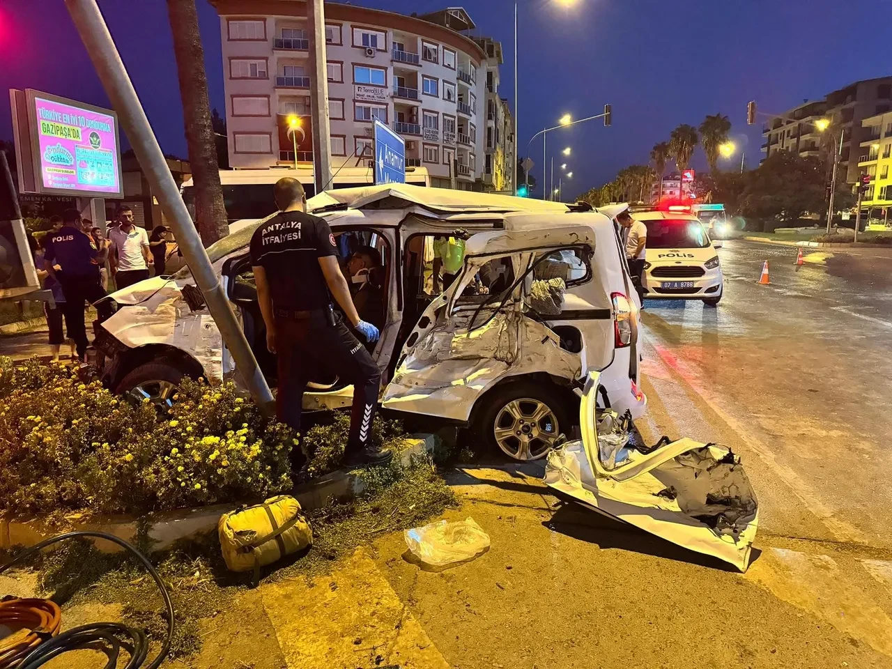 Antalya'da feci kaza! Servis midibüsü ile otomobil çarpıştı: 3'ü ağır 6 yaralı