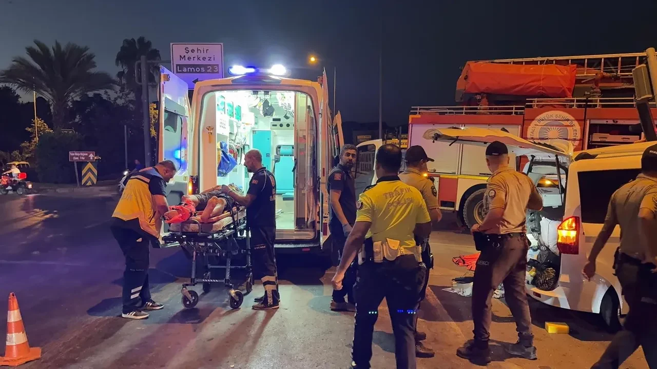 Antalya'da feci kaza! Servis midibüsü ile otomobil çarpıştı: 3'ü ağır 6 yaralı