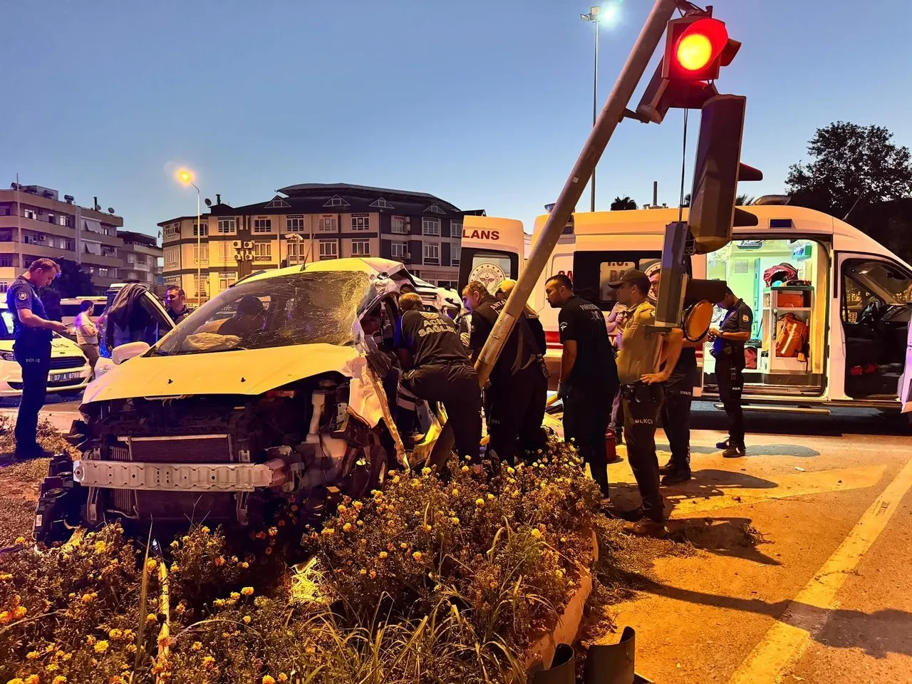 Antalya'da feci kaza! Servis midibüsü ile otomobil çarpıştı: 3'ü ağır 6 yaralı