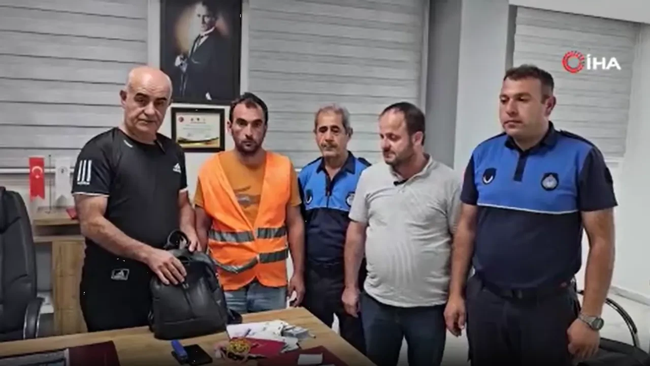 Ev almak için biriktirdiği para dolu çantayı parkta unuttu, temizlik işçisi sahibine ulaştırdı! 'Kazancıma haram bulaşmadı, faydasını gördüm'