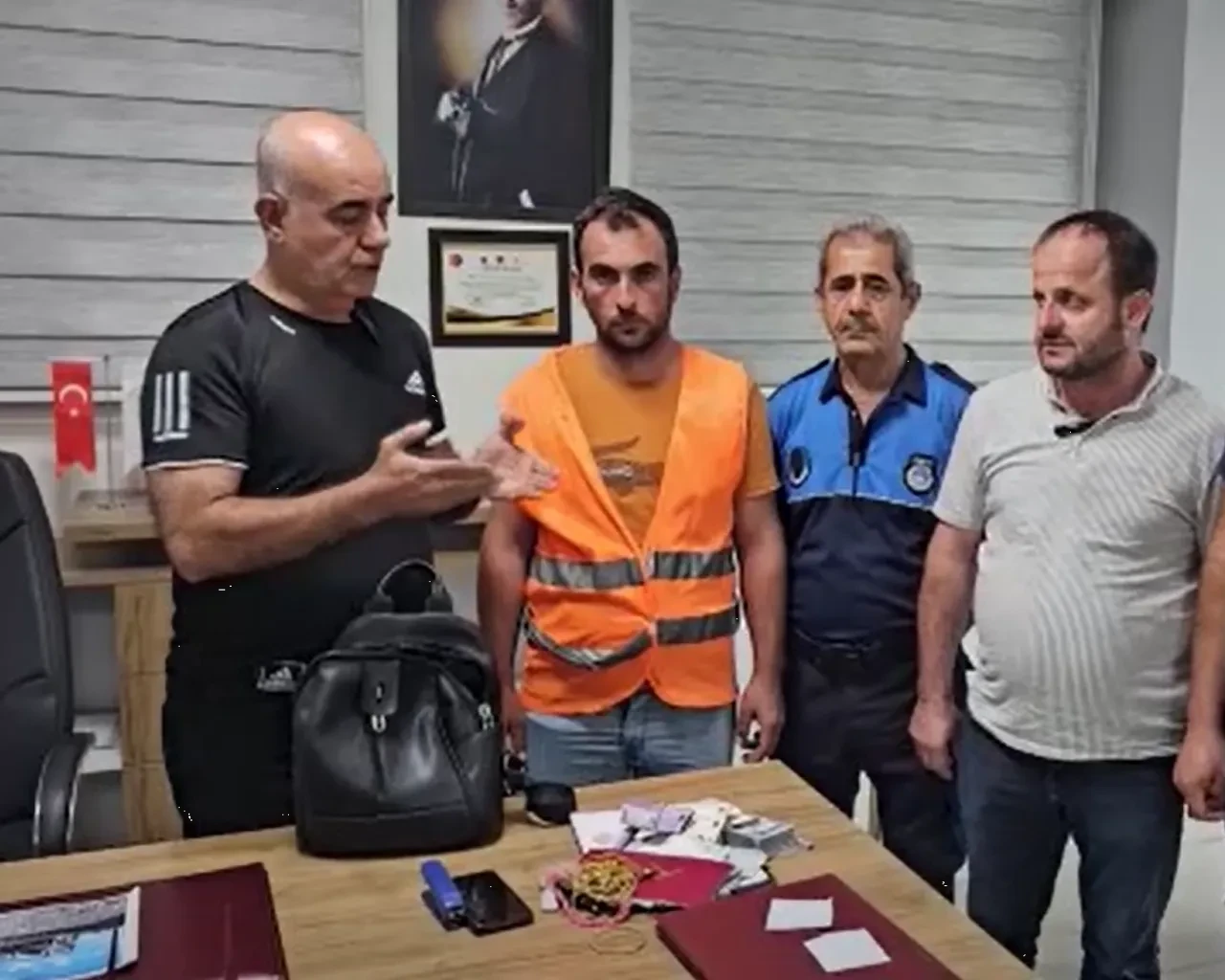 Ev almak için biriktirdiği para dolu çantayı parkta unuttu, temizlik işçisi sahibine ulaştırdı! 'Kazancıma haram bulaşmadı, faydasını gördüm'