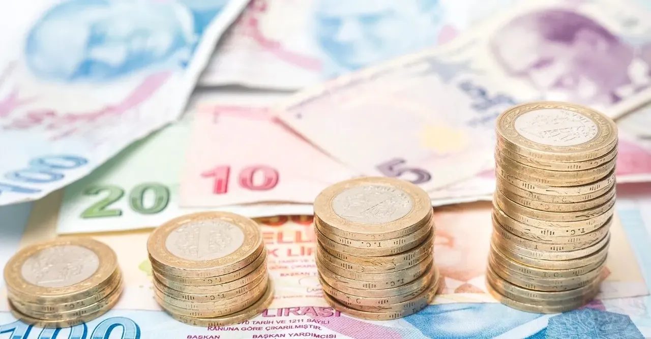 Ev almak için biriktirdiği para dolu çantayı parkta unuttu, temizlik işçisi sahibine ulaştırdı! 'Kazancıma haram bulaşmadı, faydasını gördüm'