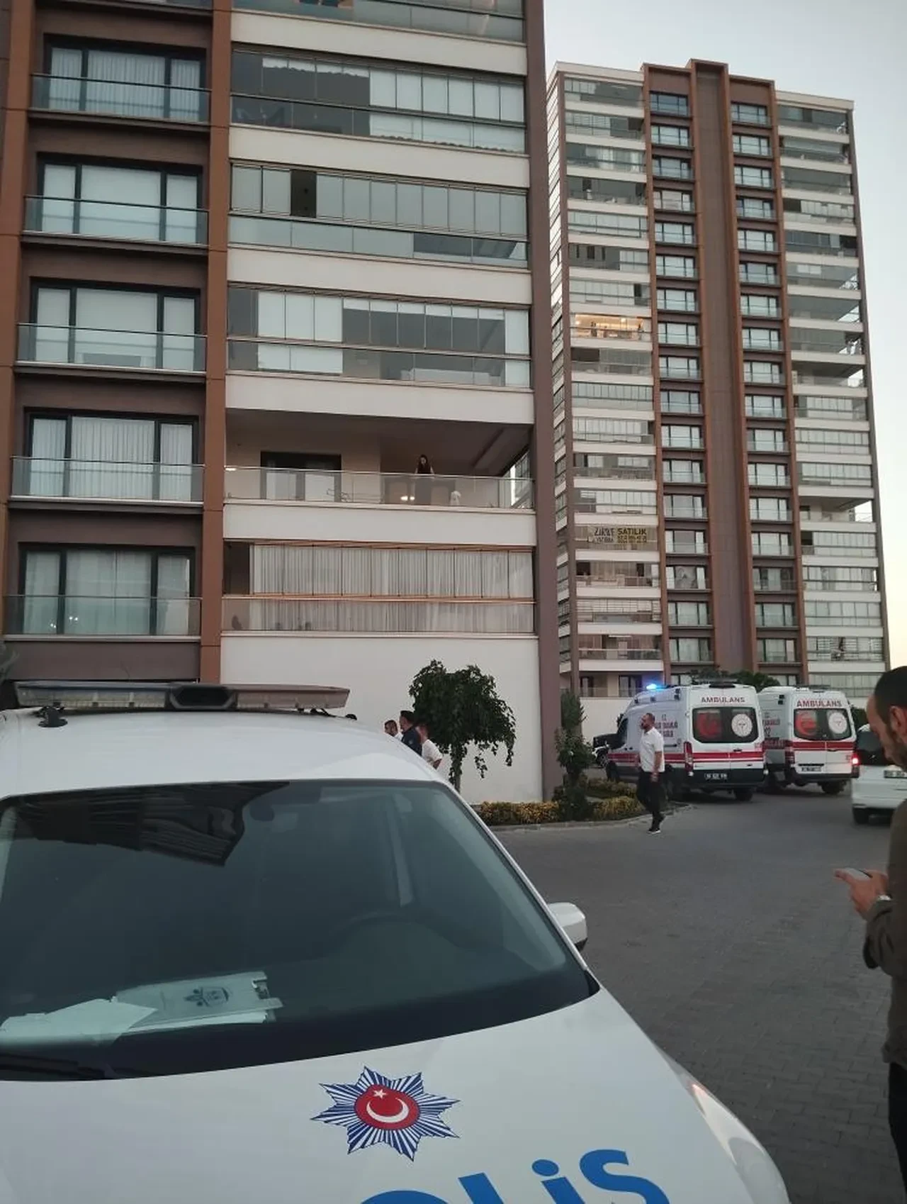 Eve giden adam dehşet saçtı: Çocuklarının önünde eşini katletti