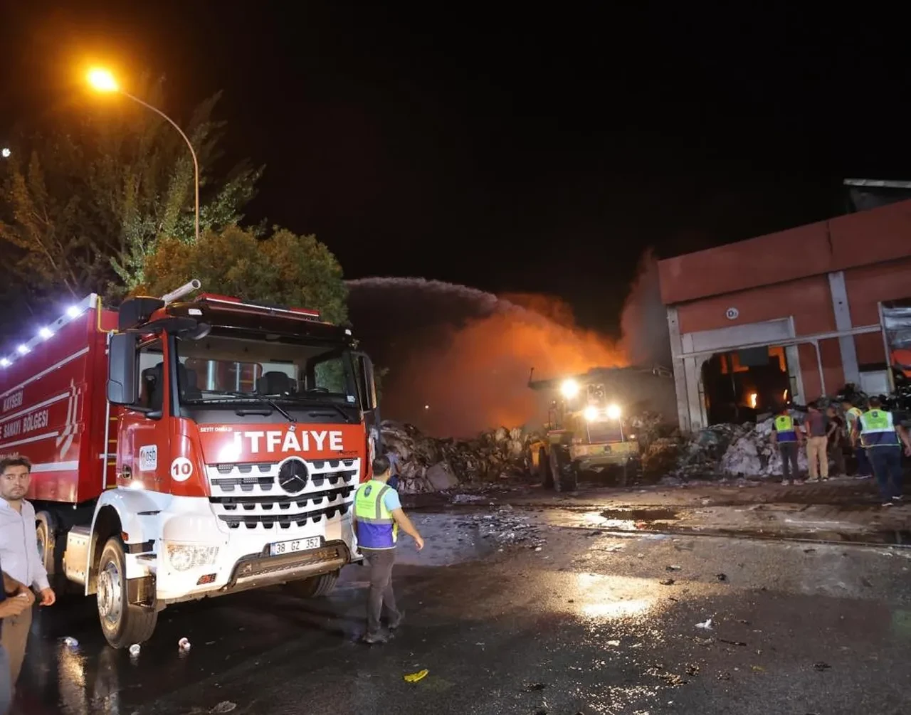 Kayseri'de korkutan fabrika yangını