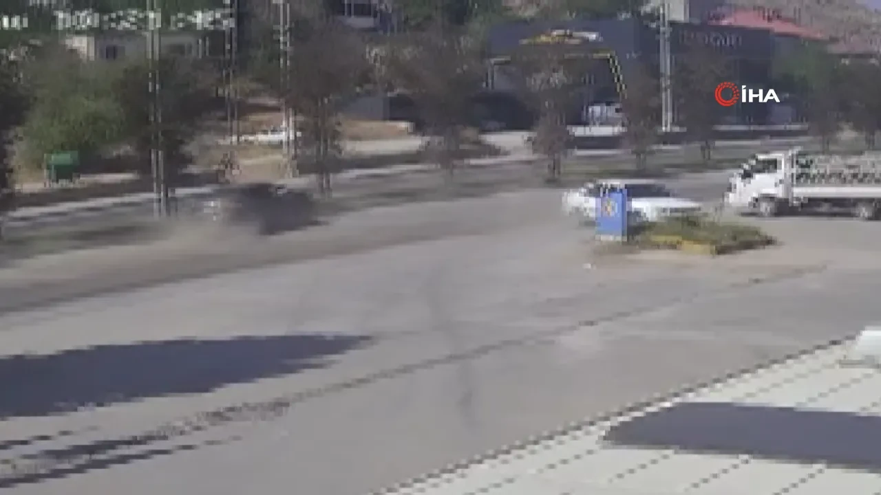 Kontrolünü kaybetti, dehşet saçtı! 3 aracın karıştığı kaza anı kameralara yansıdı