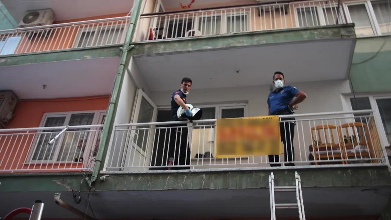 Kötü kokuyu duyan komşular telefona sarıldı! Balkondan giren ekipler şaşkınlığa uğradı