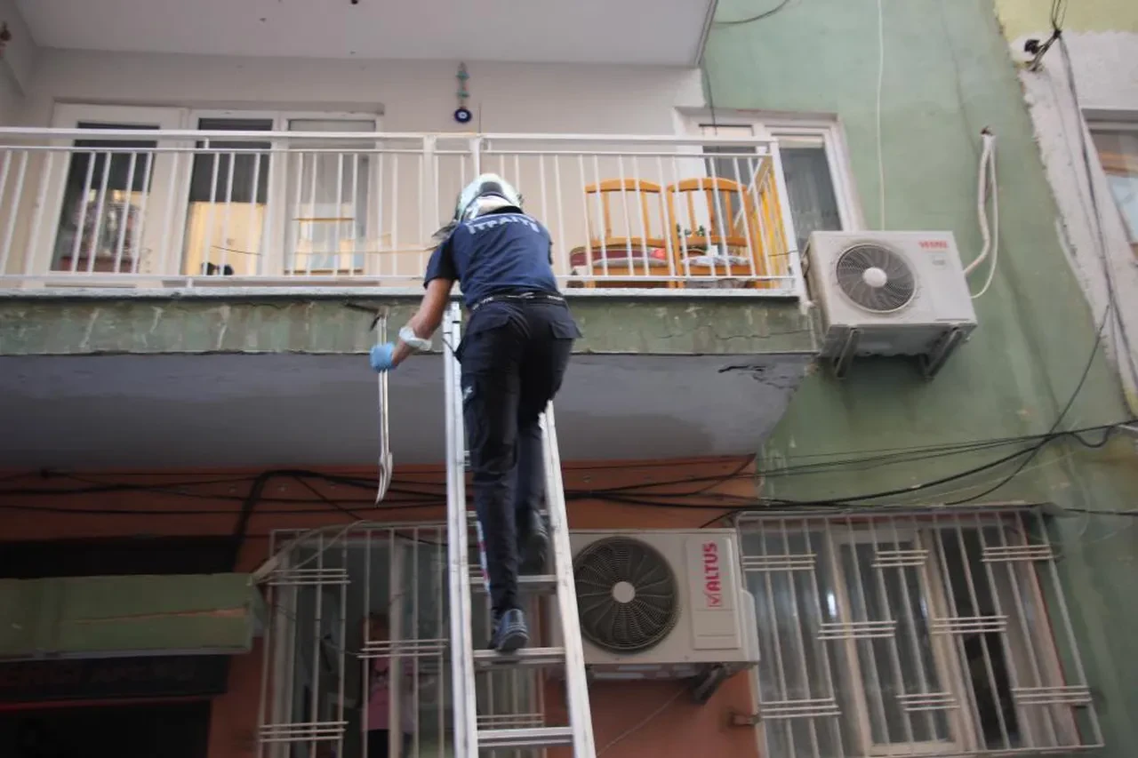 Kötü kokuyu duyan komşular telefona sarıldı! Balkondan giren ekipler şaşkınlığa uğradı