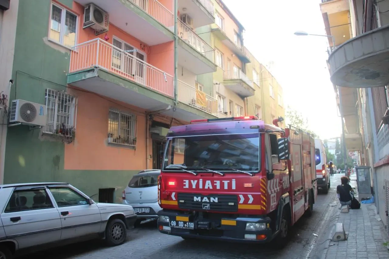 Kötü kokuyu duyan komşular telefona sarıldı! Balkondan giren ekipler şaşkınlığa uğradı