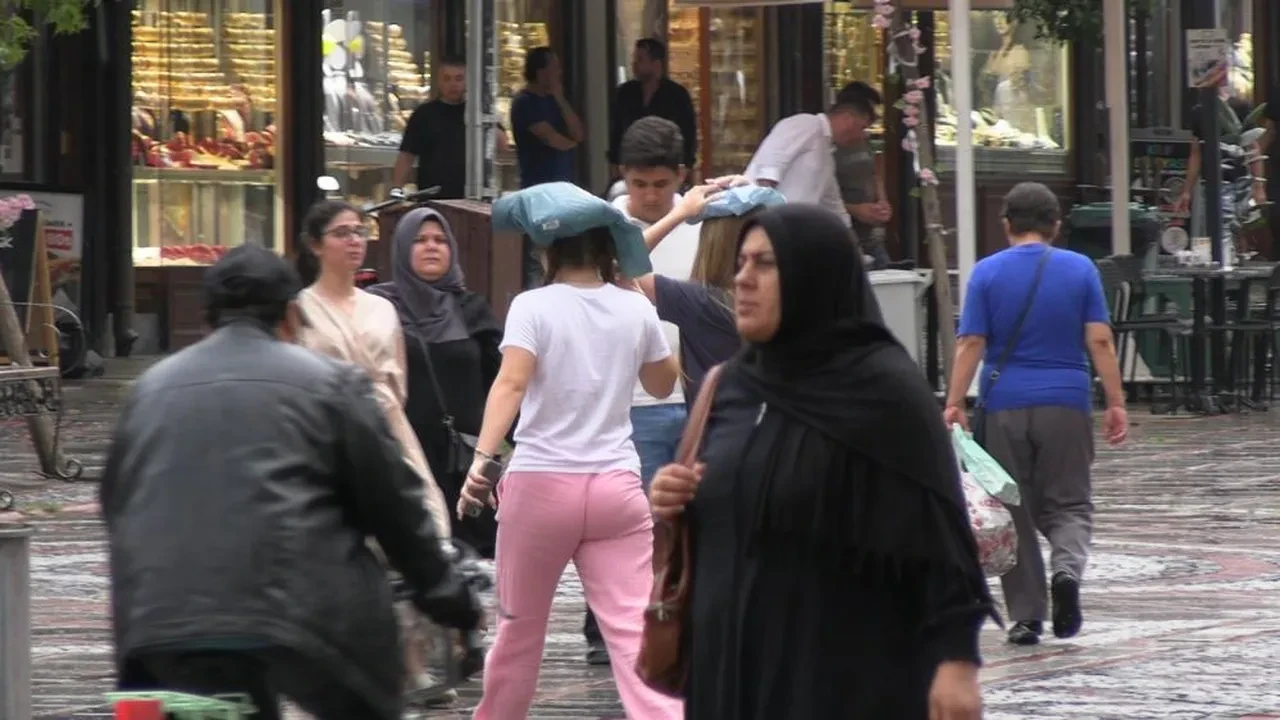 Meteoroloji'den sarı kodlu uyarı: Kuvvetli sağanak ve poyraza dikkat!