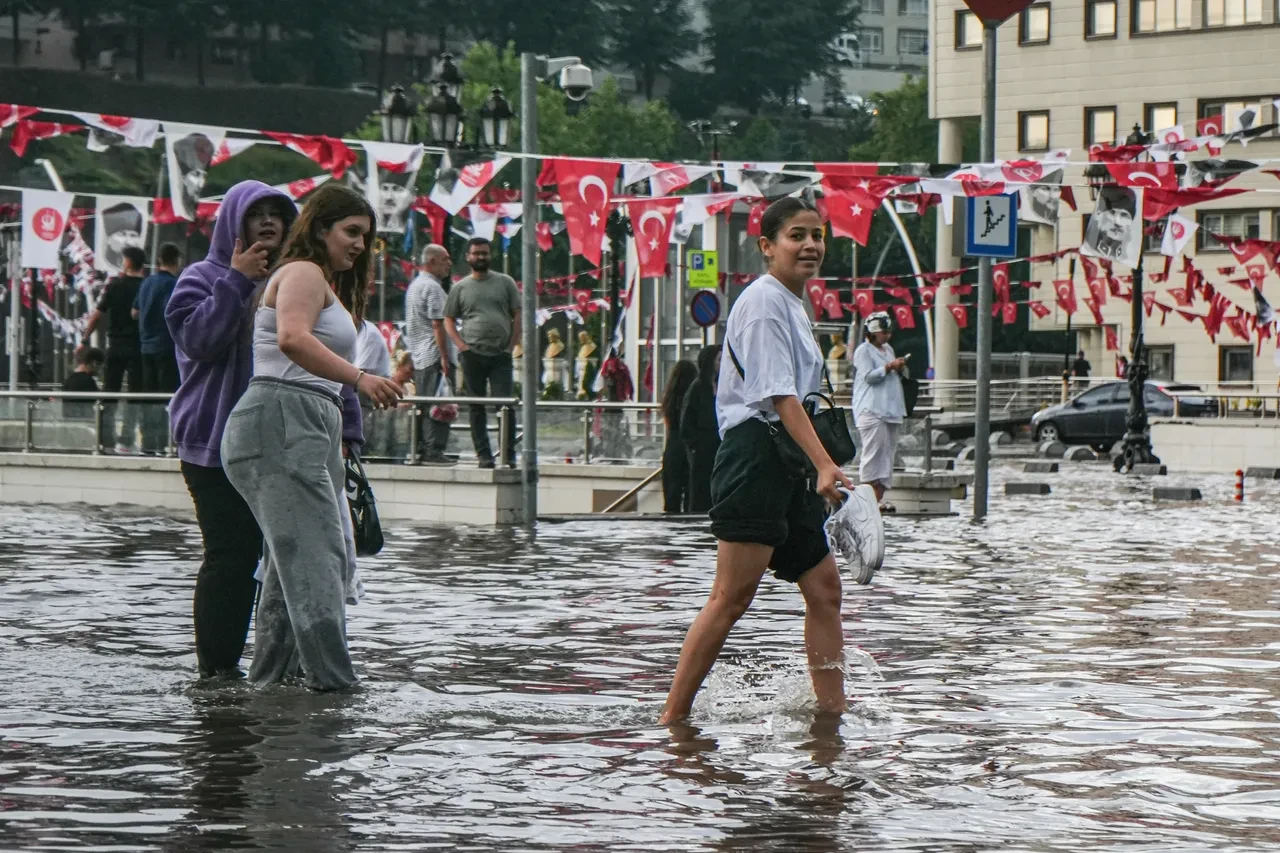 Meteoroloji'den sarı kodlu uyarı: Kuvvetli sağanak ve poyraza dikkat!