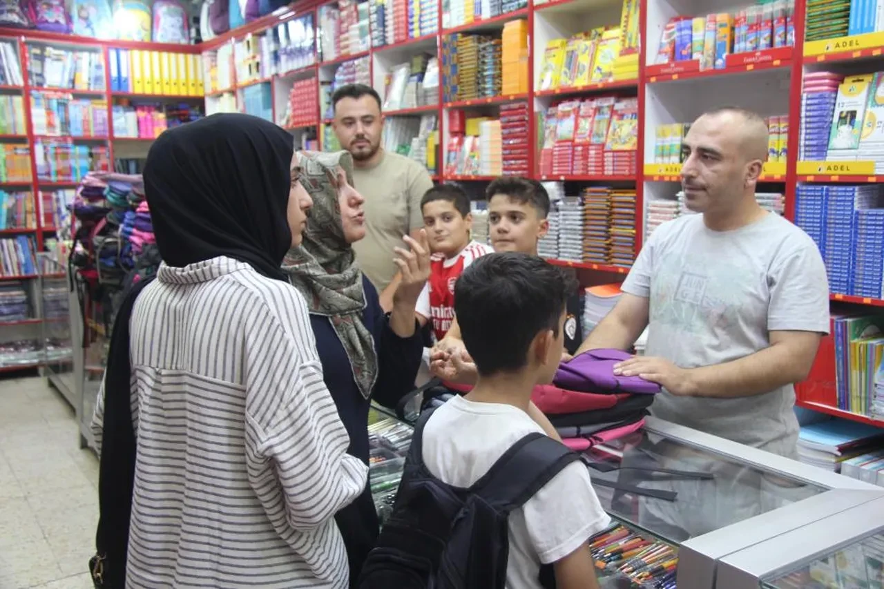 Okullar açılıyor: Kırtasiye telaşı başladı