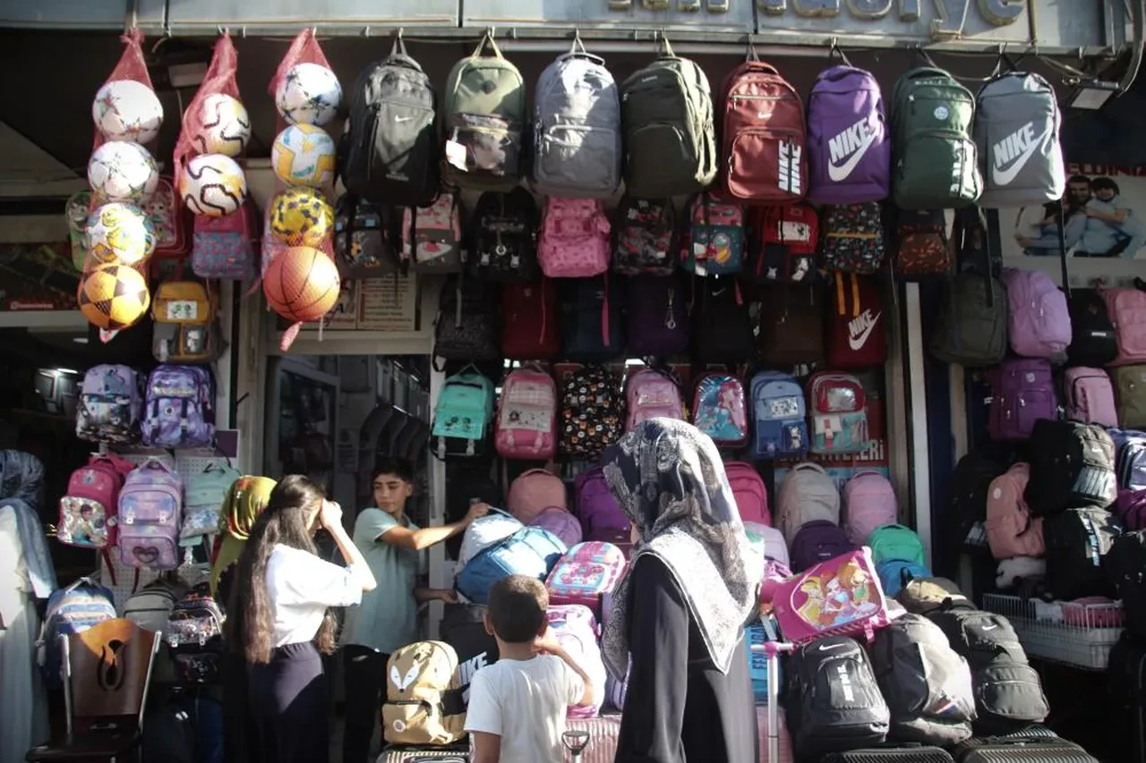 Okullar açılıyor: Kırtasiye telaşı başladı