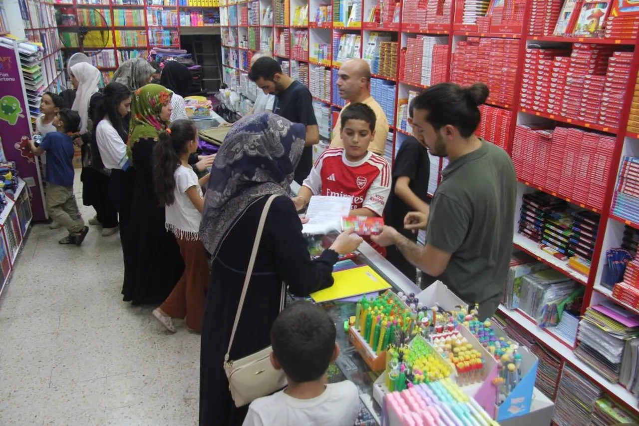 Okullar açılıyor: Kırtasiye telaşı başladı