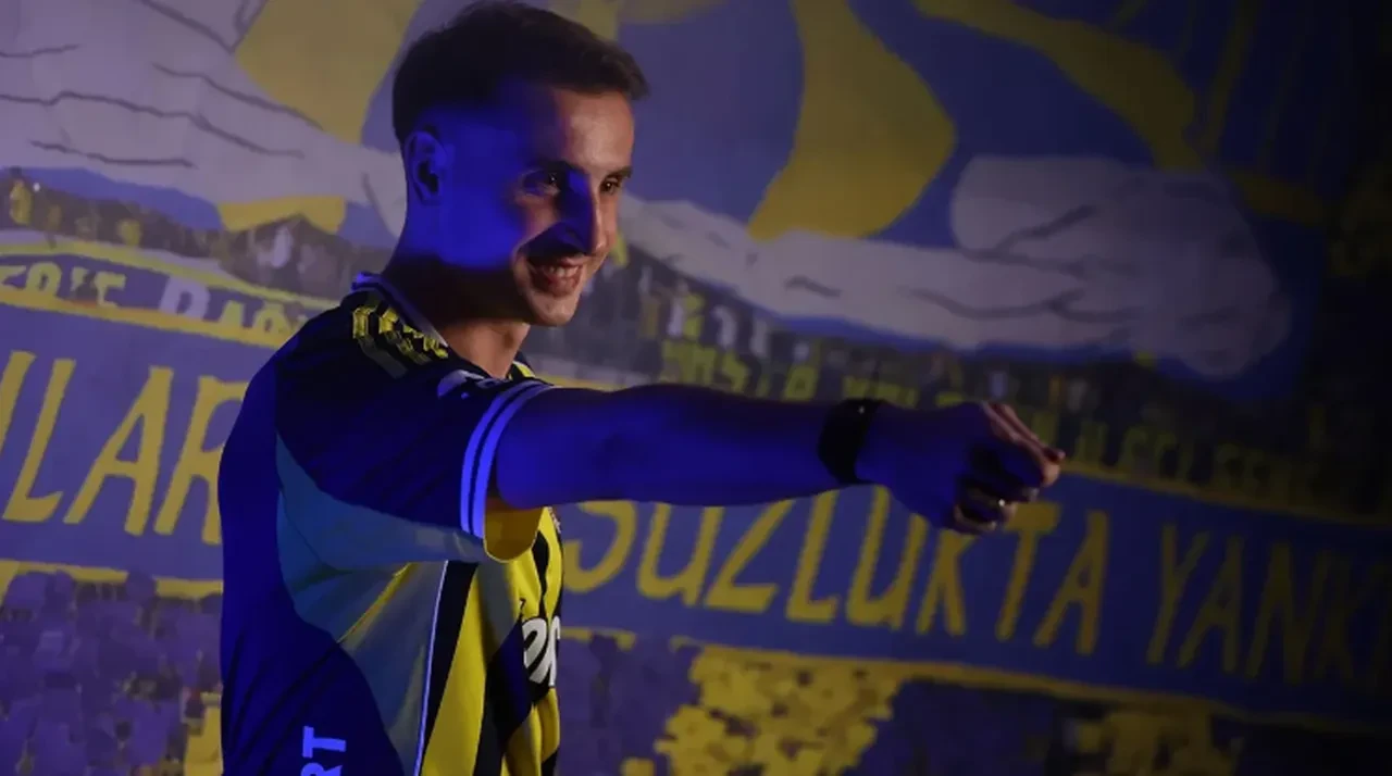 Rapçi Uzi baskılara dayanamadı! Galatasaray marşında Kerem Aktürkoğlu detayı