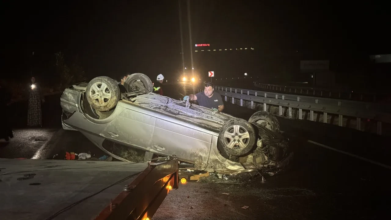 Refüje çarpan otomobil devrildi: 2'si çocuk 6 kişi yaralı