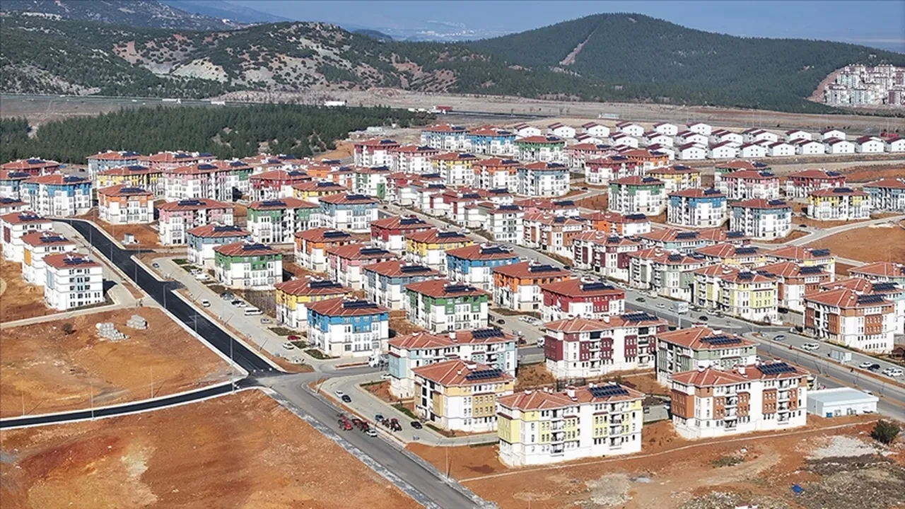 Bakan Murat Kurum'dan gençlere ve 3 çocuklu ailelere müjde