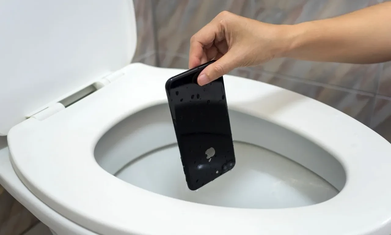 Bu haberi okuduktan sonra bir daha tuvalete telefonla girmeyeceksiniz! Meğer tehlikenin farkında değilmişiz