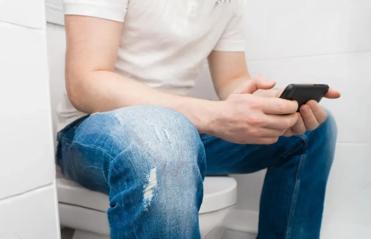 Bu haberi okuduktan sonra bir daha tuvalete telefonla girmeyeceksiniz! Meğer tehlikenin farkında değilmişiz