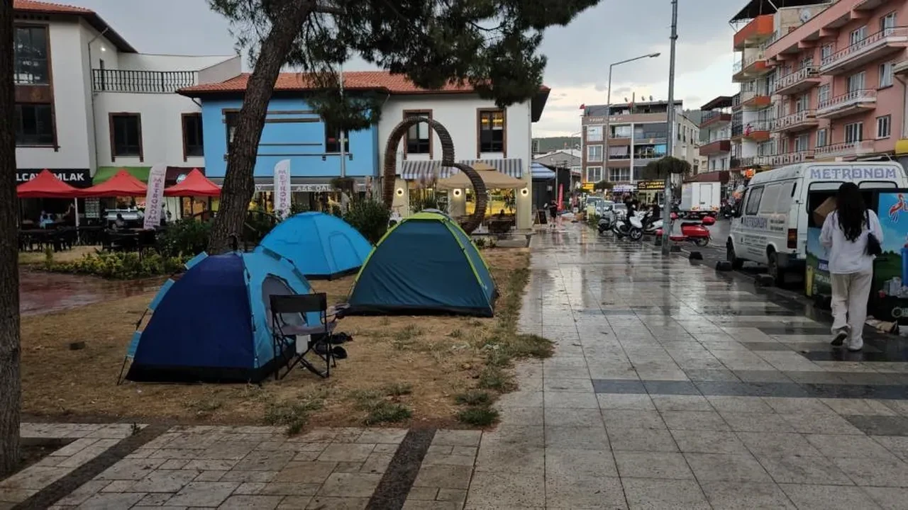 Depremden aylar sonra yağmura kavuştular: Konteynerlerde kalanlar endişeli