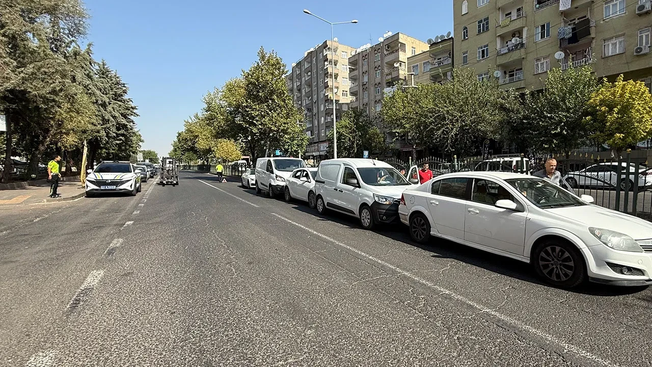 Diyarbakır'da zincirleme kaza! 5 araç birbirine girdi