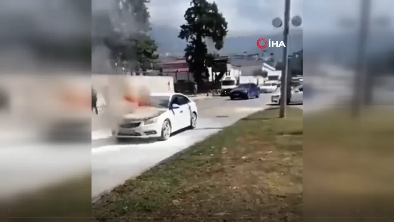 Hatay’da seyir halindeki araç alev aldı! Korku dolu anlar kamerada