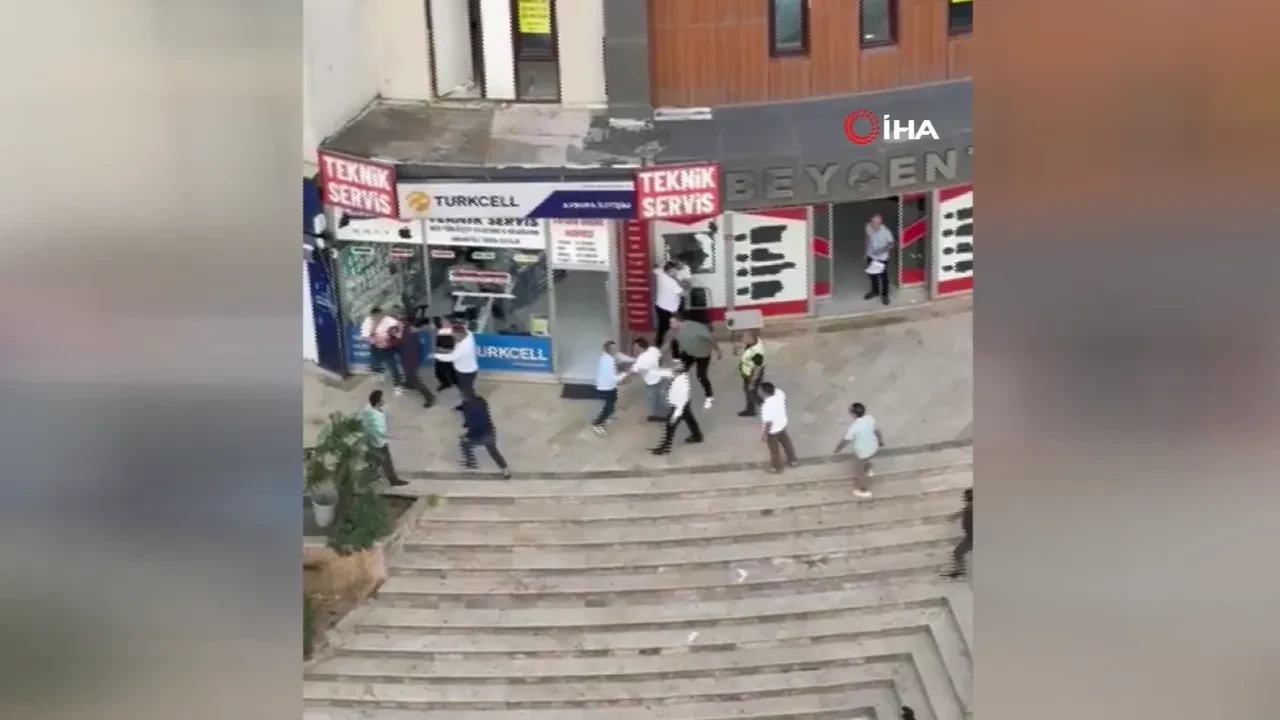 İki grup arasında kavga çıktı, ortalık savaş alanına döndü: O anlar kamerada