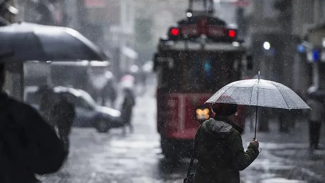 İstanbul için sağanak alarmı! Valilik saat vererek uyardı