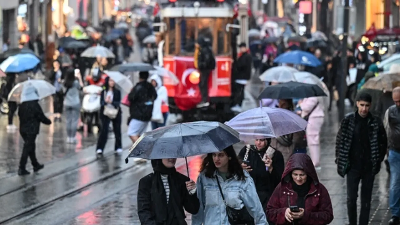 İstanbul için sağanak alarmı! Valilik saat vererek uyardı