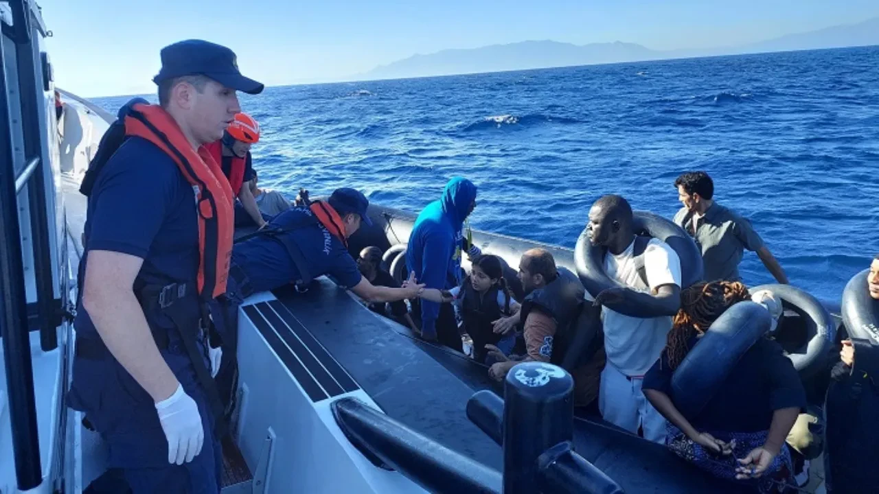 İzmir'de 137 düzensiz göçmen yakalandı