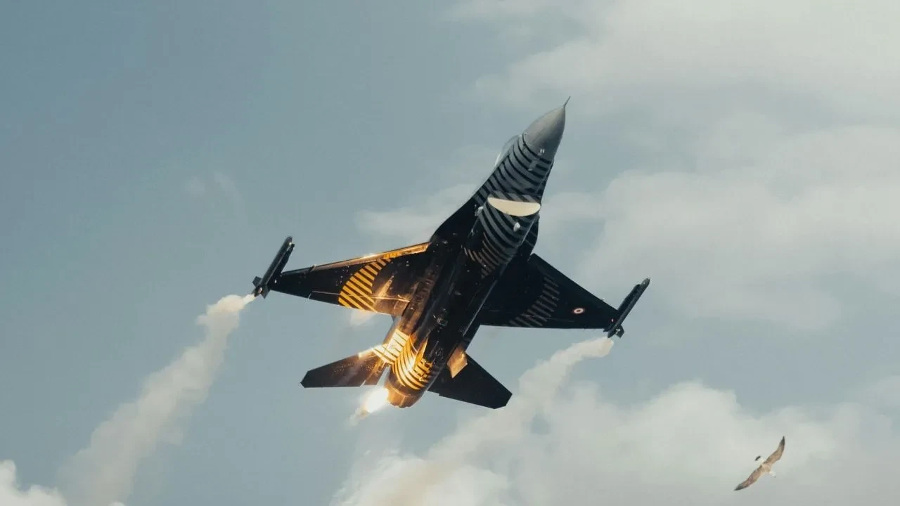 İzmir'de savaş uçakları neden uçuyor son dakika? 5 Eylül İzmir F16 jet uçak sesi
